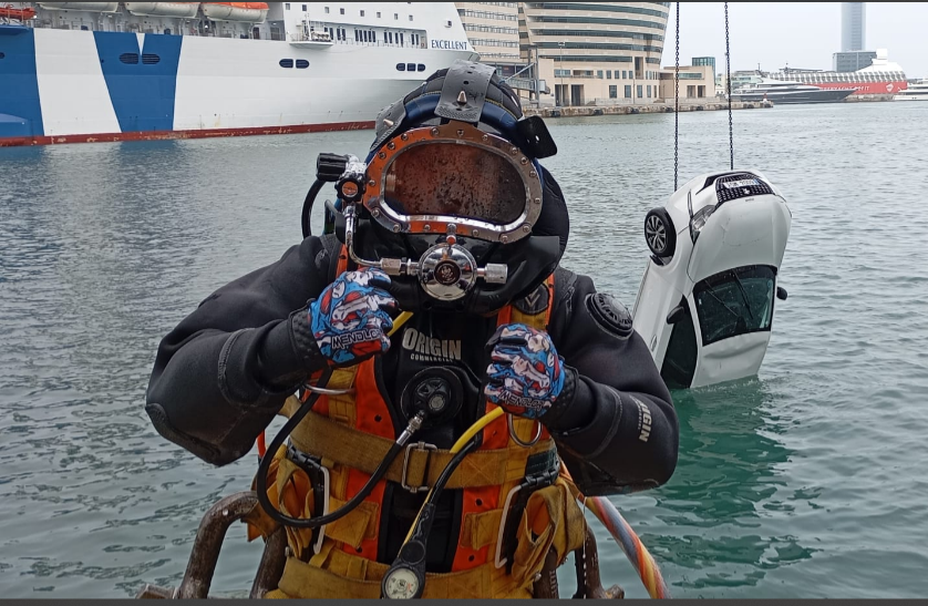 Commercial diver operation at Barcelona port